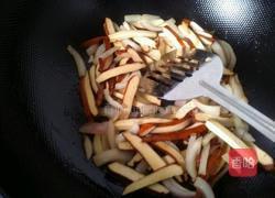 洋葱青椒炒豆干的做法图解3