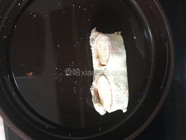 切成我们想要的大小，用我们准备的10g奶粉，沾在每一粒糖上，防止糖粘在一起。图中可以看到我们放的杏仁了～自己做的就是好，料多～