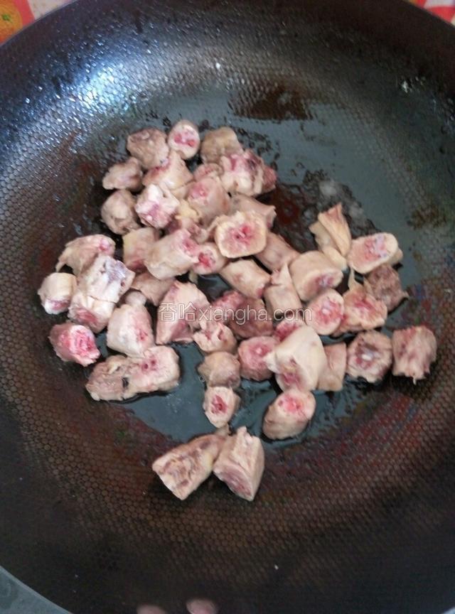 锅里放油放糖，糖化了放鸡脖然后放胡椒粉，蒜，酱油