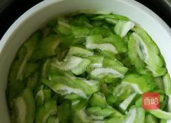 苦瓜炒肉的做法图解2