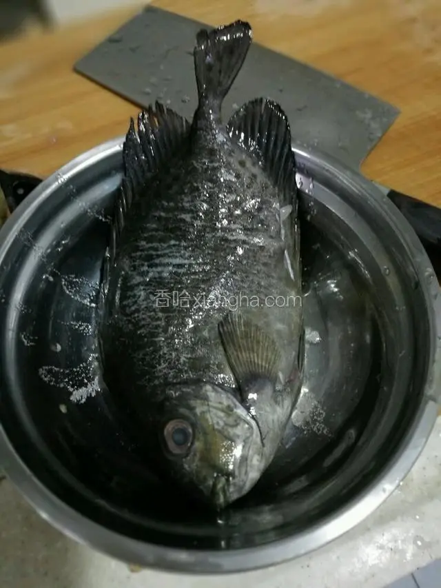 在鱼的表面上均匀涂抹一层盐，稍微腌制一下