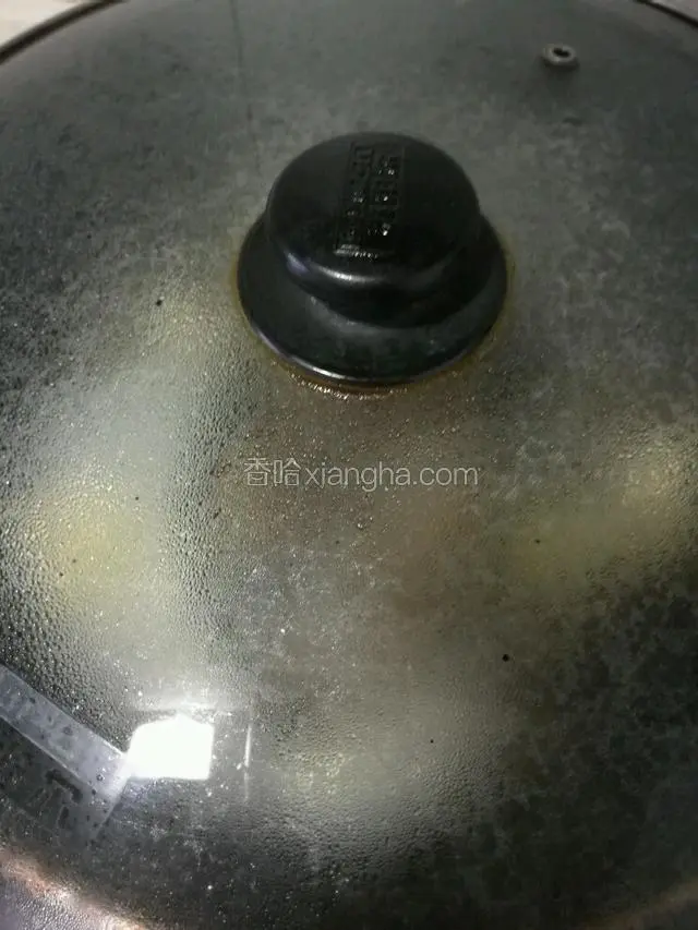 盖上锅盖，开小火，稍微把鱼焖至锅里的水 差不多收干就行了。