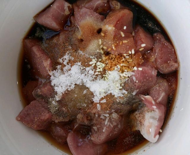用料酒，姜汁，鲜酱油，黑白胡椒粉，五香粉，辣椒粉，糖，一点盐，耗油，味精，鸡精把肉块抓匀。