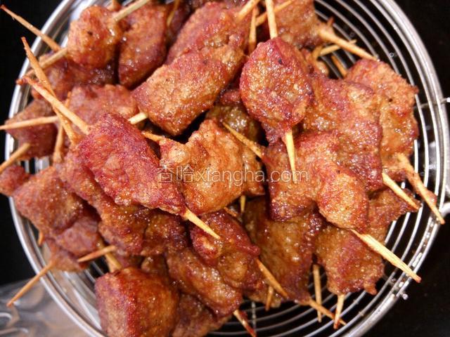 锅放油，开中火将肉炸一遍捞出。锅再烧热至油面微微冒烟，将肉再次复炸一分钟，这样肉块外焦里嫩。
