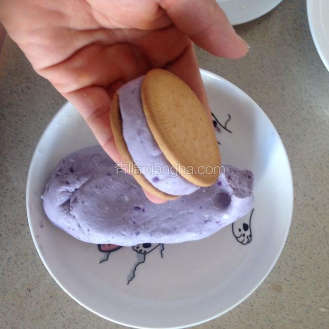 用两块消化饼把紫薯夹在中间