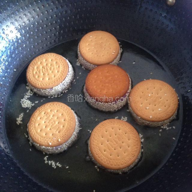 紫薯饼做好后，起锅倒入适量的油，等油热了放入饼胚炸到两面双黄就可以捞出来了