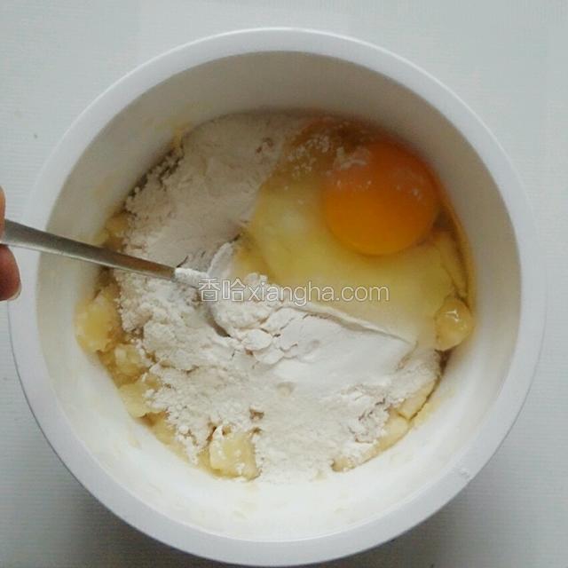 接着放鸡蛋。