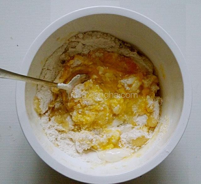 用勺子就可以，直接搅拌起来。不用加水，顺着一个方向搅拌。