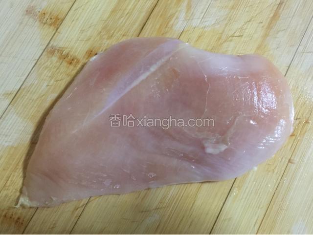 取大小适量、新鲜鸡胸肉一整块备用。