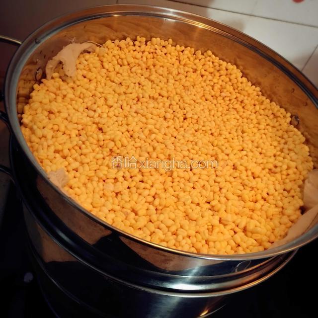 泡好的绿豆滤水，蒸锅垫纱布放绿豆上锅蒸30分钟左右，蒸至用手轻轻一捏就碎就可以了。