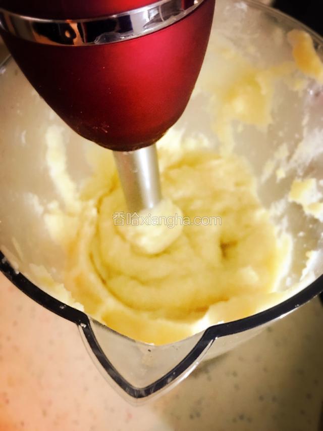 蒸好的绿豆加水搅拌成泥，约细越好，加水是为了好打一点，水不要加太多不然下一步要炒很久。