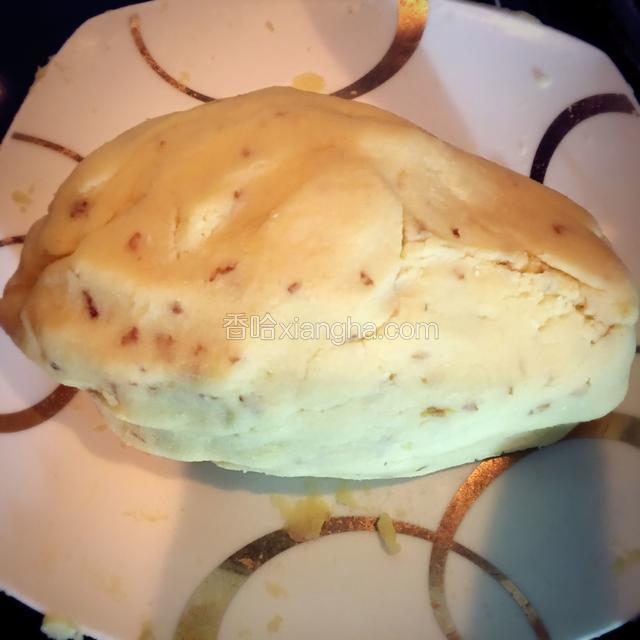 冷却好的绿豆沙能捏成团不沾手，我做了原味的和桂花味的，下面这个是桂花味的，加了桂花糖搅拌。