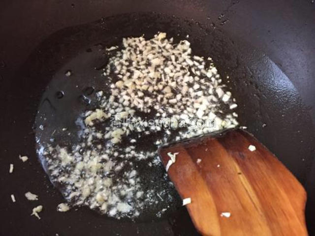 热锅下油爆香蒜蓉 沙姜
