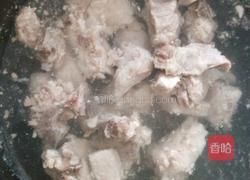 排骨酸菜炒包菜的做法图解2