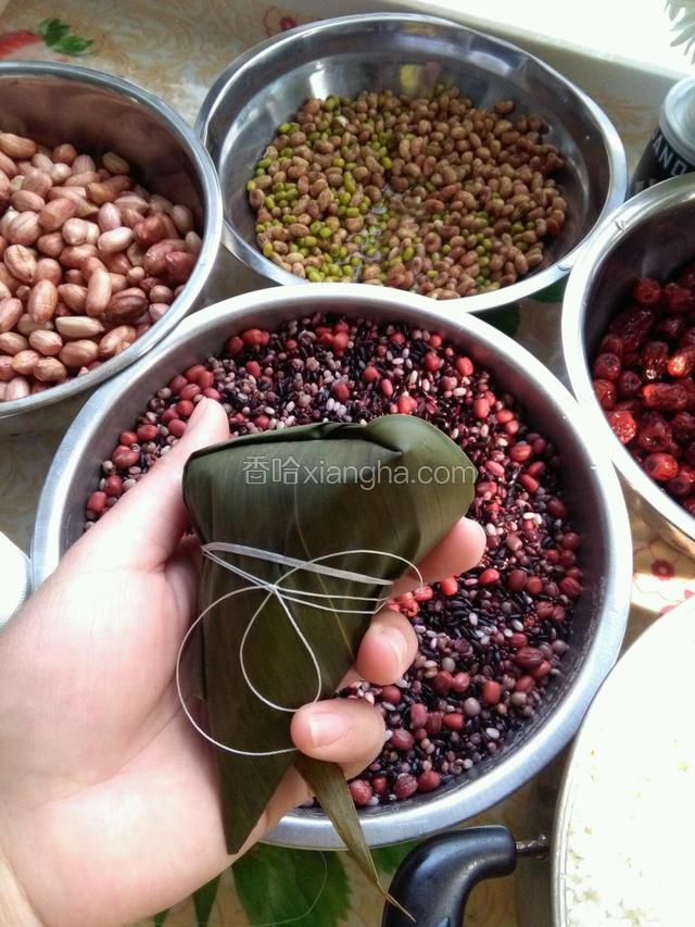 用白线在粽子上找到合适的位子上，绕上几圈把线捆好。