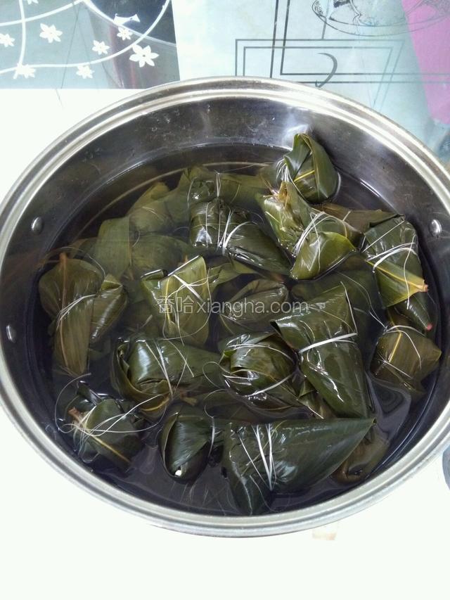 包好的粽子用一口适合的大锅加入凉水泡好着，等所有粽子包好了一起煮。