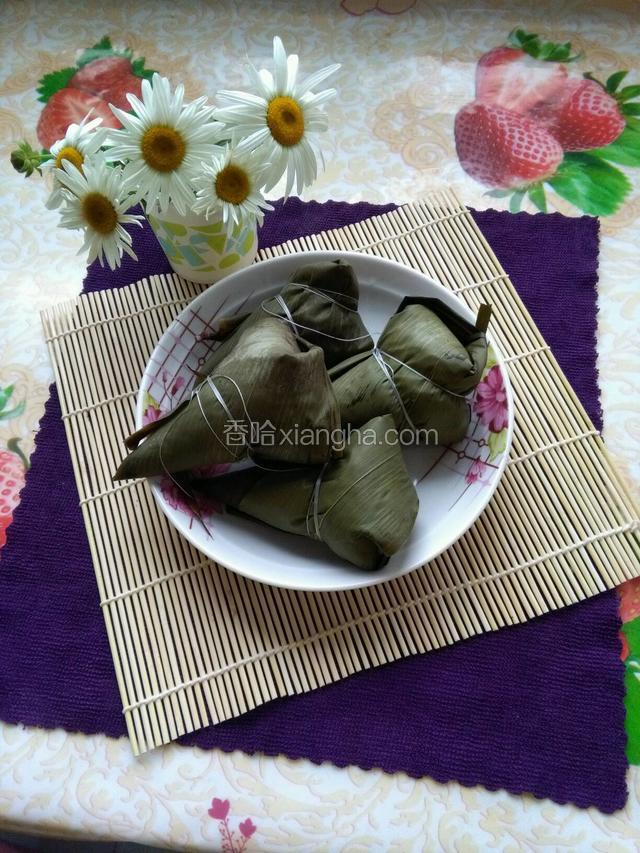 粽子熟了，装入盘中。