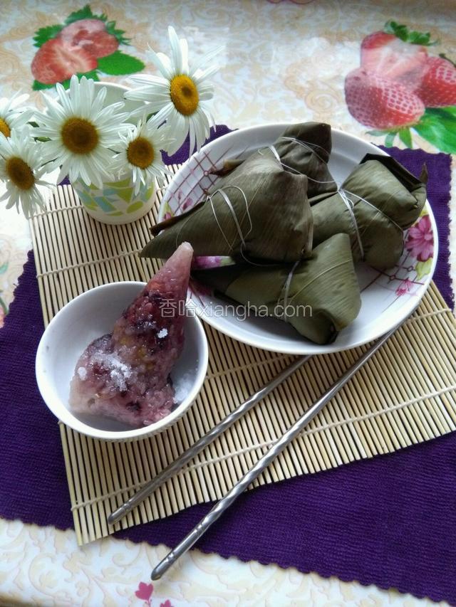 去掉粽叶我们可以加上点白糖就可以吃了。