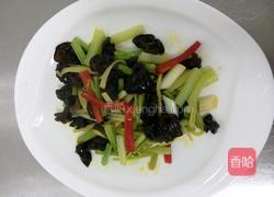 芹菜炒木耳的做法图解4