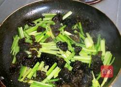 芹菜炒木耳的做法图解3