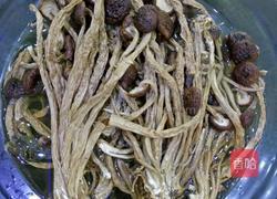 茶树菇玉米排骨汤的做法图解1