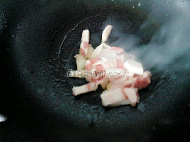 锅中热油，倒入肉片