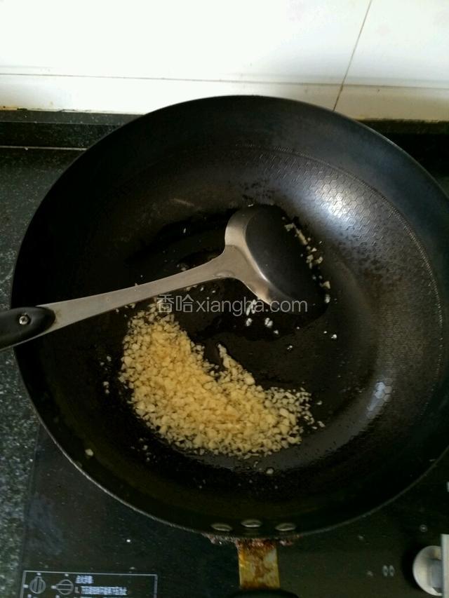 大蒜切末，放进油锅煸炒，放少许食盐。