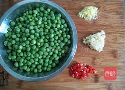 肉末炒豌豆的做法图解1