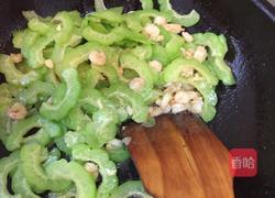 虾仁鸡蛋炒苦瓜的做法图解8