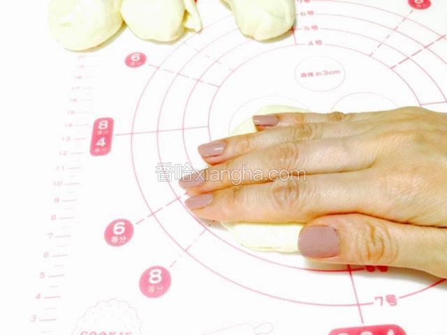 15分钟后取一块面团用手掌轻轻挤压一下