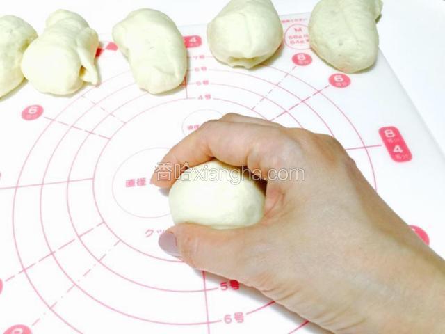 象照片似的把面团放在大拇指与食指之间，反时针方向旋转，这时候不要压着面团、要让面团能有旋转空间，旋转的时候让大拇指能不断触摸到面团，这样旋转一会儿，面团就圆起来了