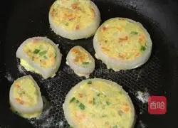 Illustration of how to make onion and potato pancakes 8