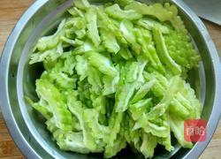苦瓜炒肉丝的做法图解1