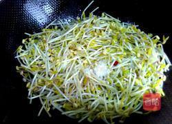 炝炒绿豆芽的做法图解5