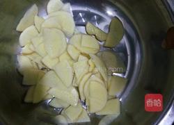 西红柿辣椒土豆片的做法图解1