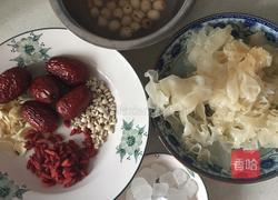 银耳莲子百合粥的做法图解1