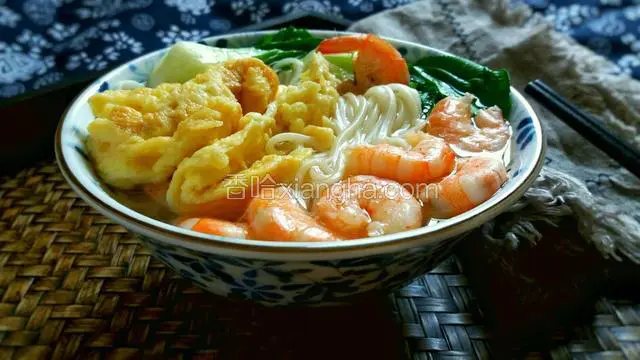 虾仁鸡蛋面
