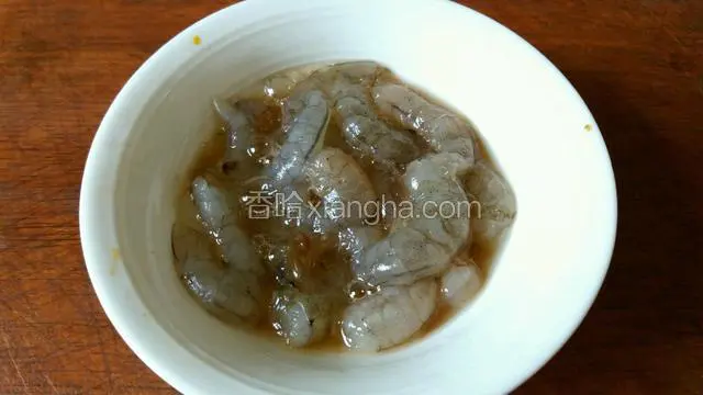 加少许盐和蛋清腌制20分钟。