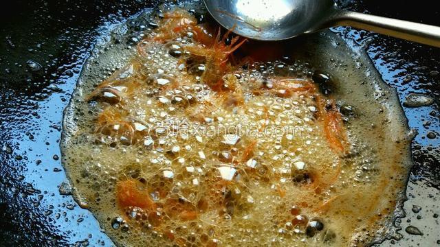 小火起锅，放入猪油将虾头炸酥制备虾油备用。