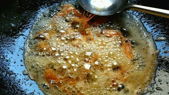 小火起锅，放入猪油将虾头炸酥制备虾油备用。