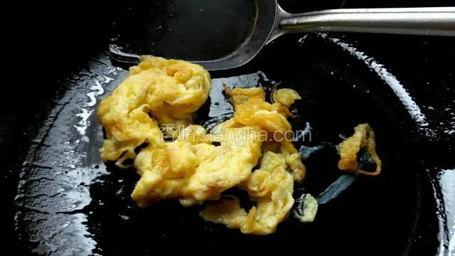 鸡蛋加适量盐打散，大火热油滑熟盛出。