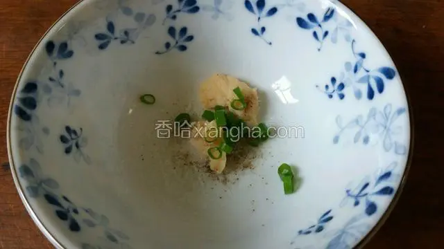 用适量的盐、虾油、胡椒粉和葱花调个碗底，呆会面快煮熟时用鲜汤或开水冲开碗底。