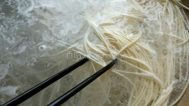 滚水加少许盐煮面。