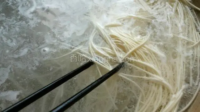 滚水加少许盐煮面。