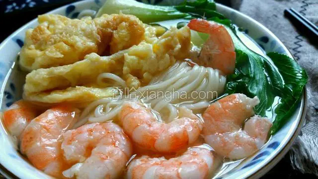 将面盛入汤碗，摆上虾仁、鸡蛋和菜芯即可。
