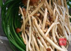 韭菜煮菌菇的做法图解1