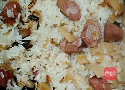 香菇腊肠焖饭的做法图解2