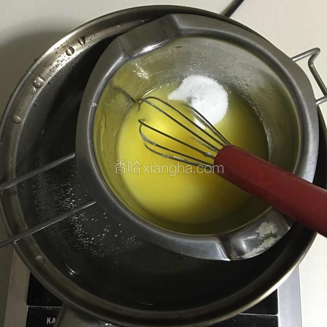 制作饼皮：黄油隔水融化后加入细砂糖搅拌均匀，关火；