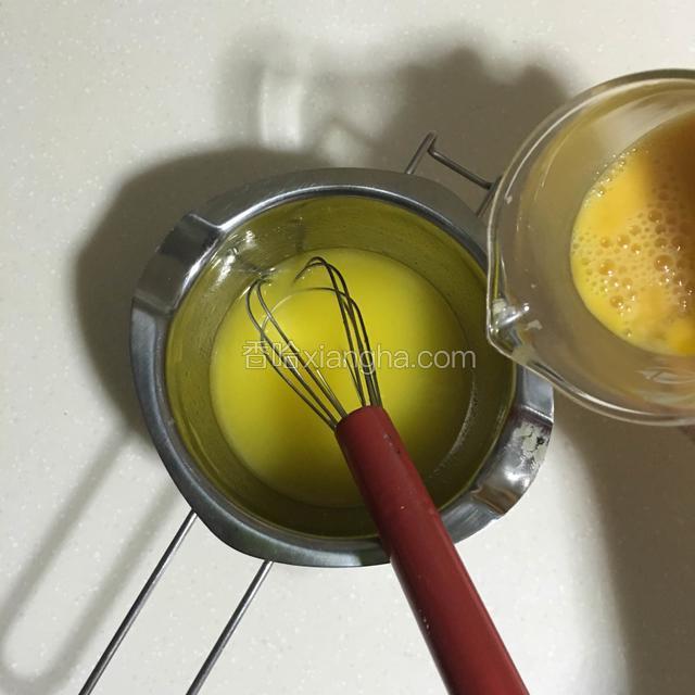黄油晾至于手心同温时加入鸡蛋，快速搅拌均匀；