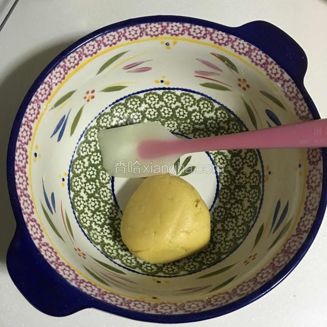 用刮刀和成面团备用；